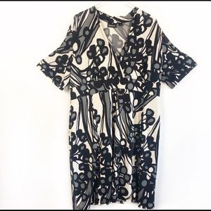 Avenue V neck short sleeve dress size 22/24